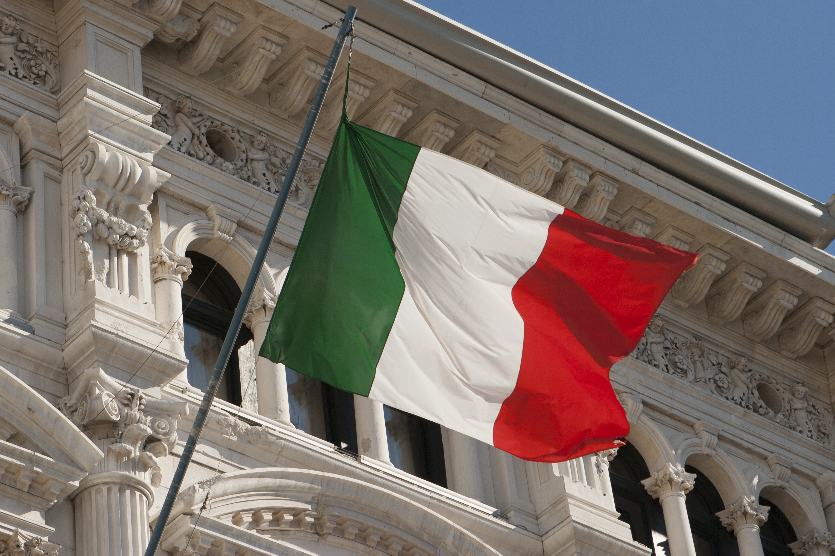 Итальянский флаг. Флаг Италии. Италия Рим флаг. Гос флаг Италии. Штандарт Италии.