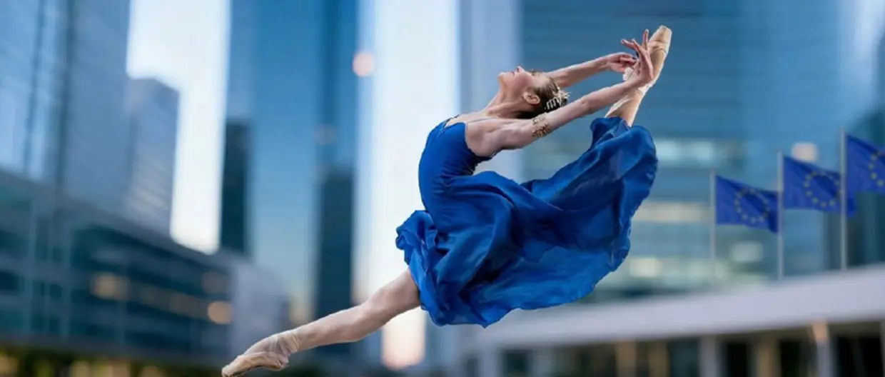 Immagine di ballerina con sfondo bandiere unione europea