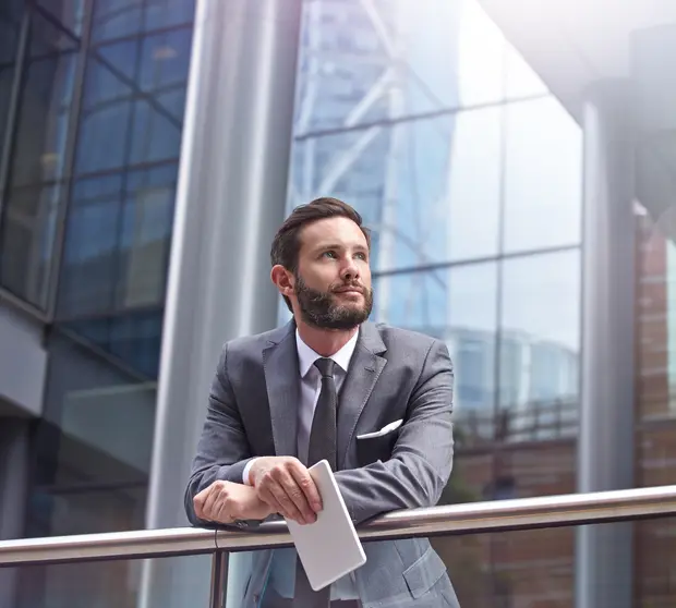 Businessmann schaut in die Ferne
