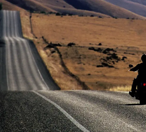 outlook motociclista su una strada deserta