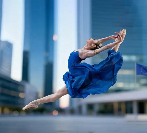 Immagine di ballerina con sfondo bandiere unione europea