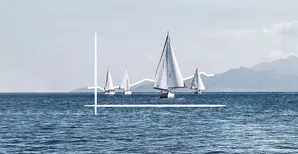 foto di barche a vela sul mare con montagne in lontananza e icona di un grafico bianco
