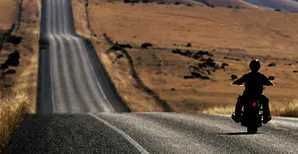 outlook motociclista su una strada deserta