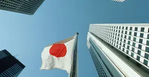 visualizzazione dal basso di una bandiera giapponese e palazzi