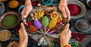 header investment talks febbraio 2026 Varie spezie e frutta secca sul tavolo.