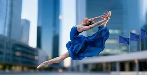 Immagine di ballerina con sfondo bandiere unione europea