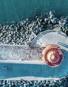 foto dall&#039;alto di un molo e di un faro sul mare