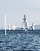 foto di barche a vela sul mare con montagne in lontananza e icona di un grafico bianco