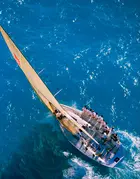 barca a vela veleggia su mare aperto