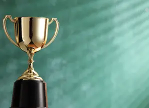 hochgehaltener Pokal