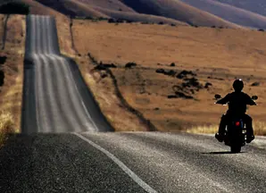 outlook motociclista su una strada deserta