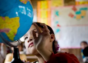 Megatrends - Kind mit Globus