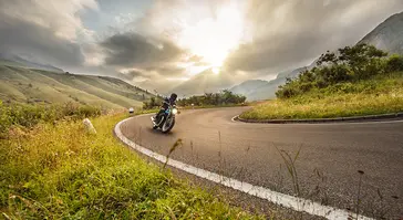 motociclista in un passo delle Dolomiti