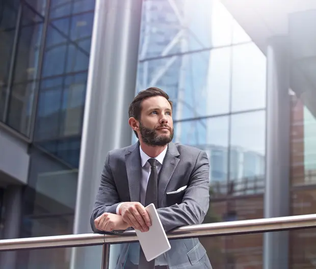 Businessmann schaut in die Ferne