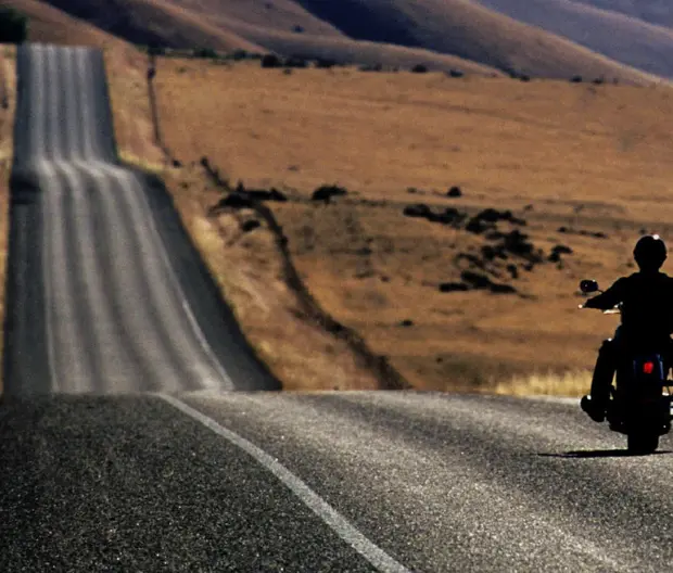 outlook motociclista su una strada deserta