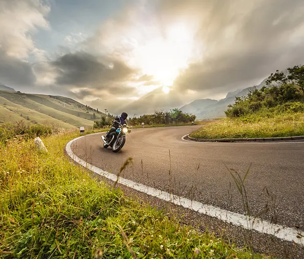 motociclista in un passo delle Dolomiti