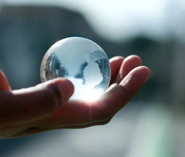 Amundi Ethik Fonds - Hand hält gläsernen Globus