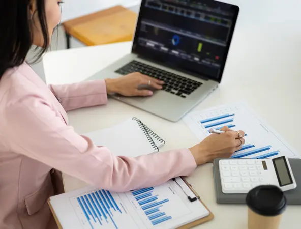 financial expert working n a laptop at her desk