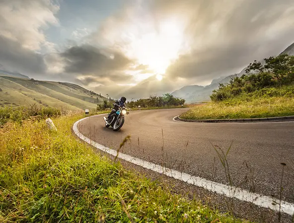 motociclista in un passo delle Dolomiti