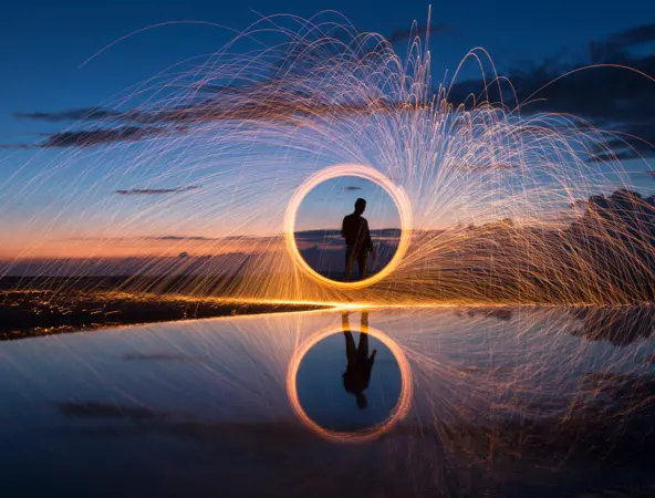 speed light movement in circular motion