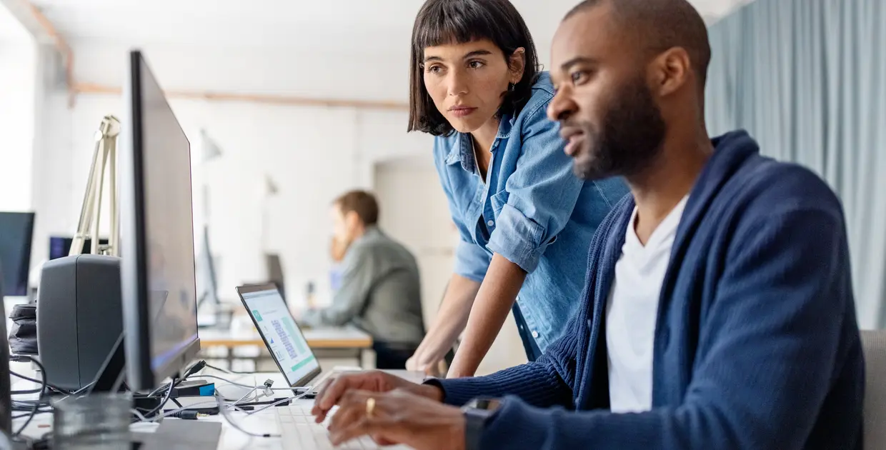 Deux experts financiers collaborant sur un projet dans les bureaux d'Amundi.
