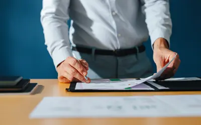 Un gestionnaire d'actifs consulte des documents financiers dans les bureaux d'Amundi.
