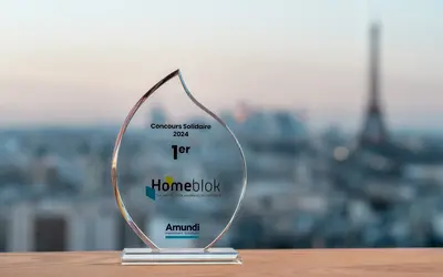 Trophée en verre pour Homeblock, avec la tour Eiffel en arrière-plan, dans les bureaux d'Amundi.