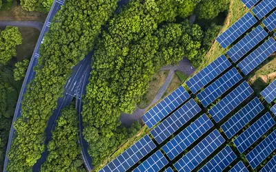 Panneaux solaires sur un terrain verdoyant, symbole d'investissement durable en gestion d'actifs.