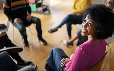 Une réunion d'experts financiers dans les bureaux d'Amundi, avec un gestionnaire d'actifs souriant.