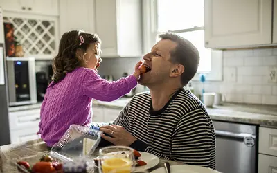 Un épargant et sa fille dans la cuisine