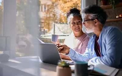 Deux experts financiers discutent des investissements dans les bureaux d'Amundi.