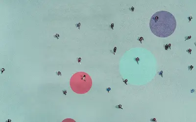 Illustration avec cercles colorés, symbolisant la diversité en gestion d'actifs.