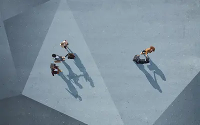 Illustration de quatre professionnels discutent dans un bureau moderne d'Amundi, avec des ombres allongées sur le sol.