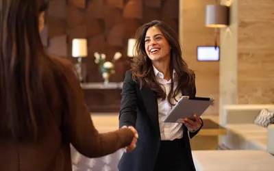 Rencontre de deux femmes professionnelles dans les bureaux d'Amundi.