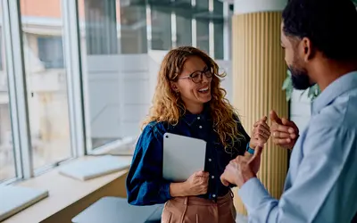 Deux collègues ayant une discussion au travail.