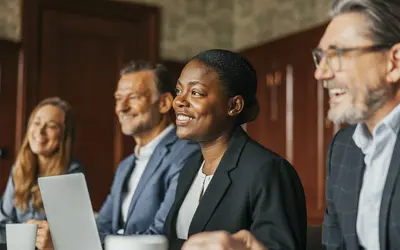 Groupe de salariés en réunion de travail.