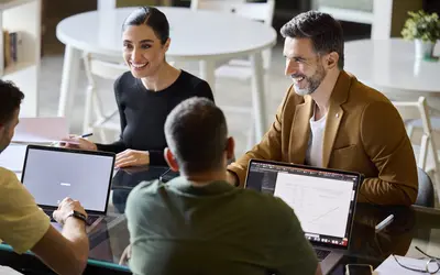 Réunion de travail entre quatre collaborateurs.