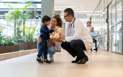 Une mère, son fils et un docteur dans un hopital.