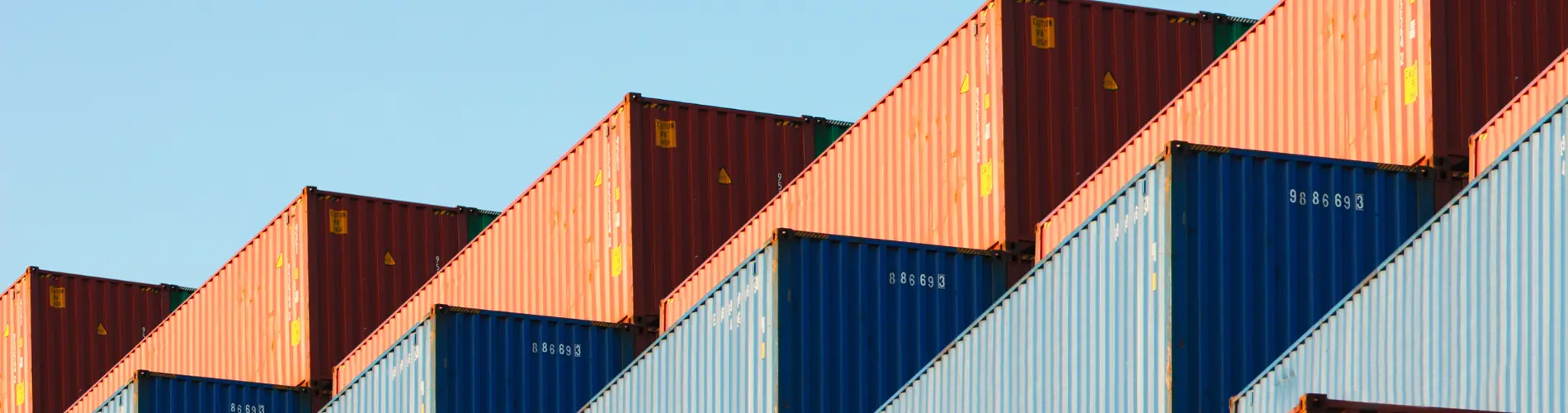 Conteneurs maritimes empilés, symbolisant le commerce et la logistique financière.