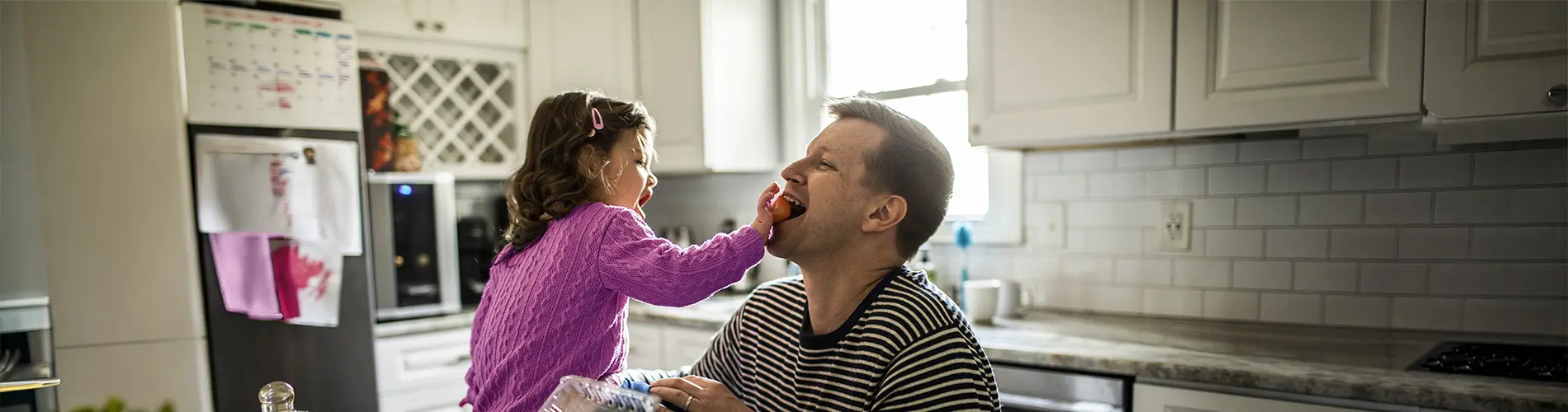 Un épargant et sa fille dans la cuisine