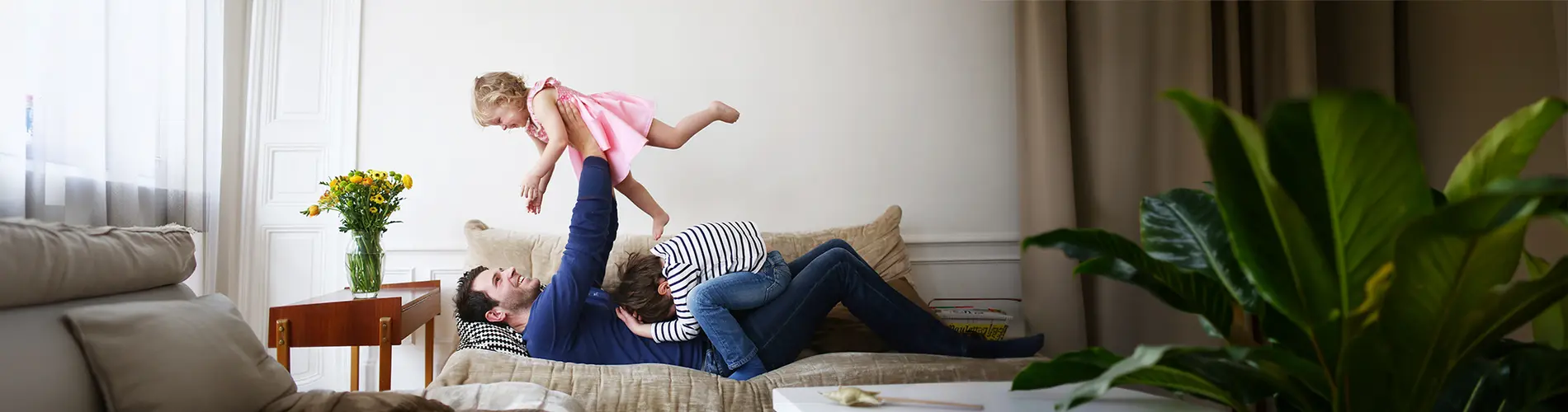 Environnement domestique chaleureux avec un père jouant joyeusement avec sa fille.