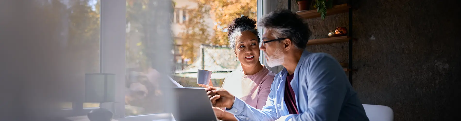 Deux experts financiers discutent des investissements dans les bureaux d'Amundi.