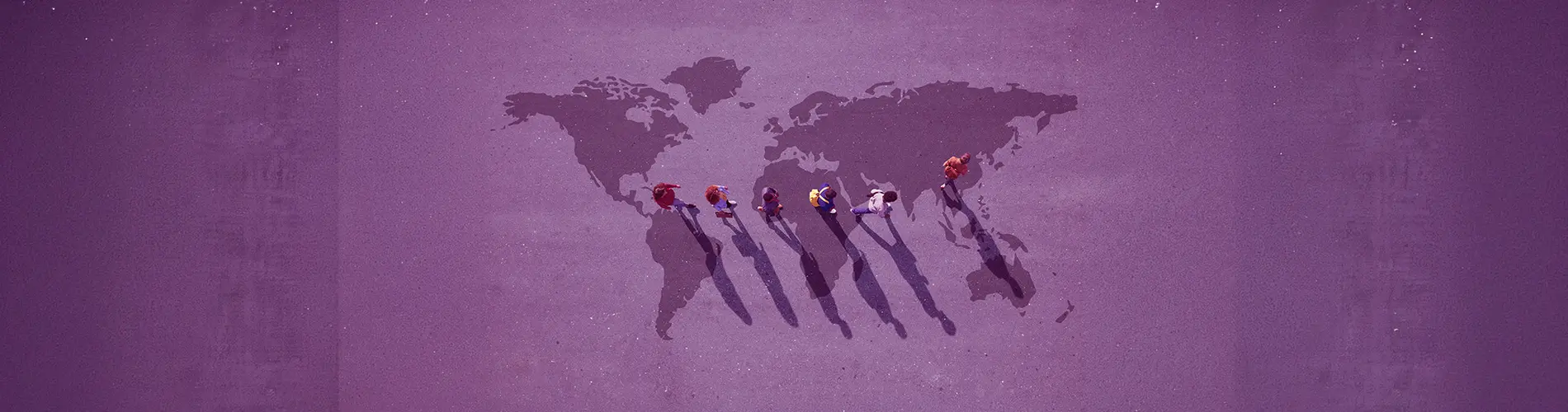 Illustration de silhouettes de personnes devant une carte du monde, thème d'investissement en gestion d'actifs.