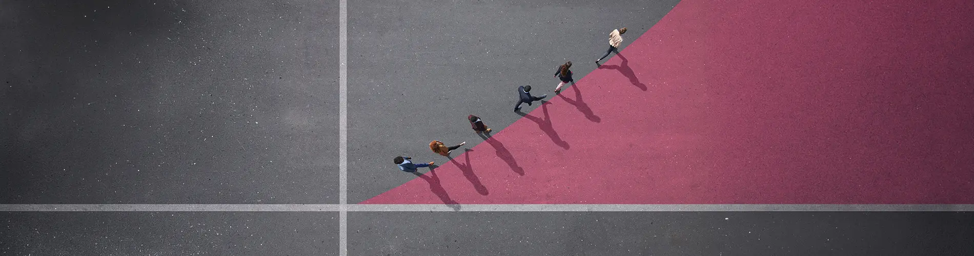 Illustration de professionnels marchant vers une courbe ascendante, symbolisant l'optimisme en gestion d'actifs.