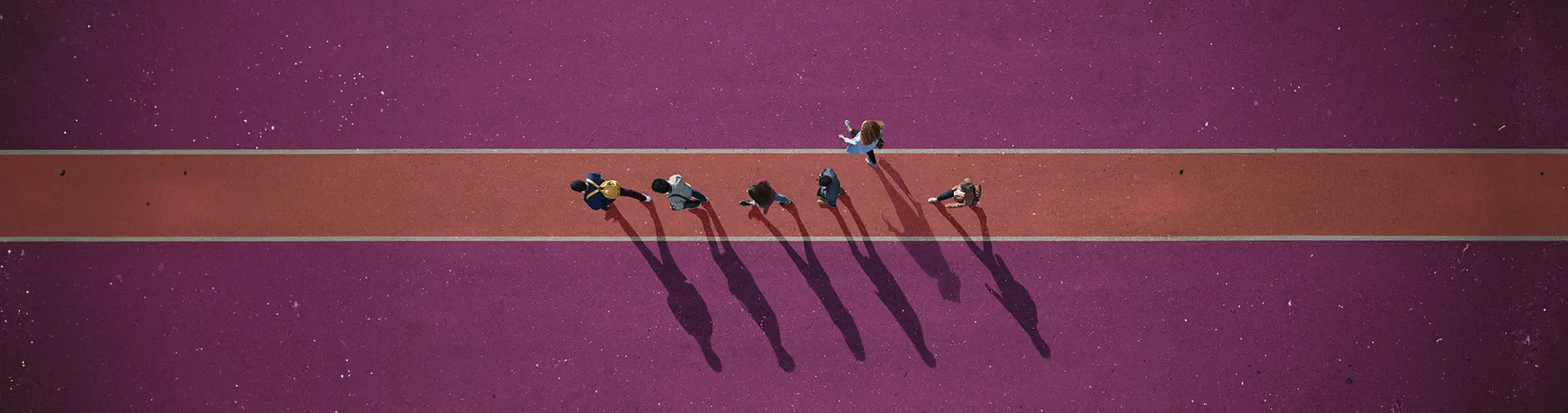 Illustration de silhouettes d'experts financiers marchant sur une piste rose.