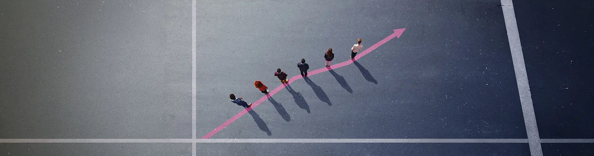 Illustration de silhouettes s'élevant le long d'une flèche rose, symbolisant la croissance en gestion d'actifs.