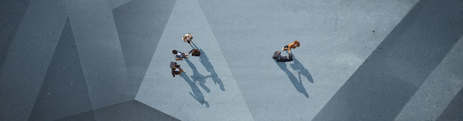 Illustration de quatre professionnels discutent dans un bureau moderne d'Amundi, avec des ombres allongées sur le sol.
