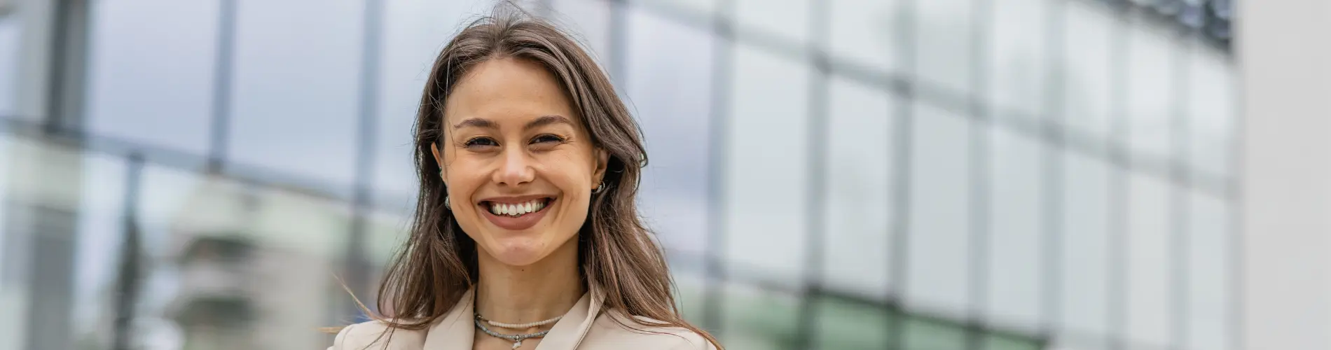 Une gestionnaire de portefeuille se tenant devant des bureaux modernes d'Amundi.