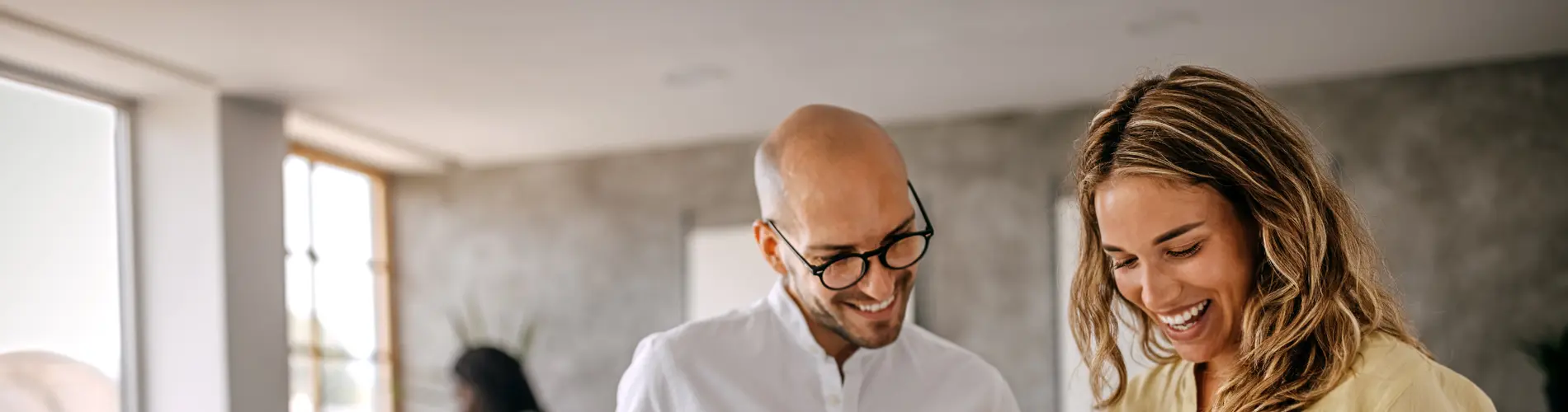 Deux experts en gestion d'actifs discutent dans les bureaux d'Amundi.