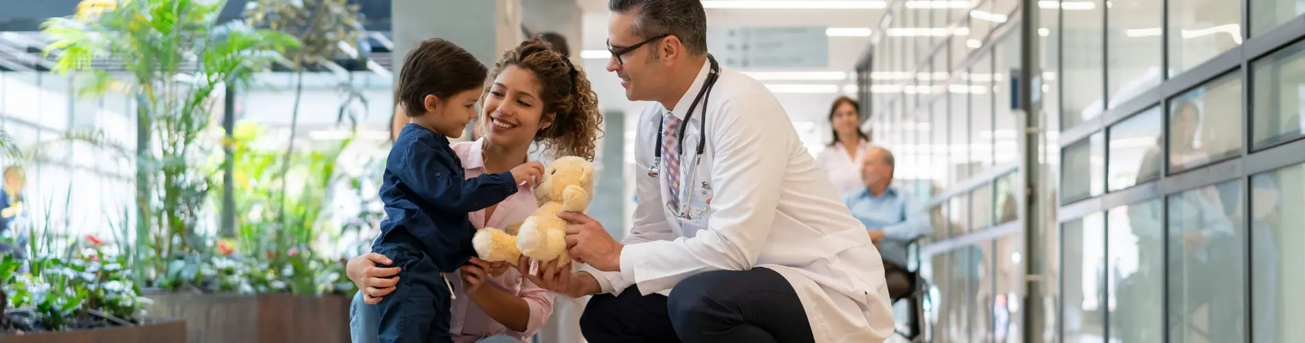 Une mère, son fils et un docteur dans un hopital.